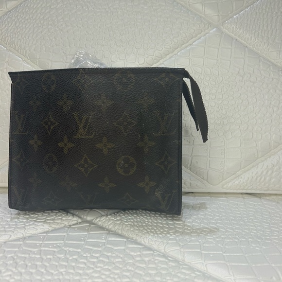 ONE DAY SALE Louis Vuitton Monogram Toiletry cosmetic Pouch Bag 19, DISCONTINUED - Picture 5 of 11